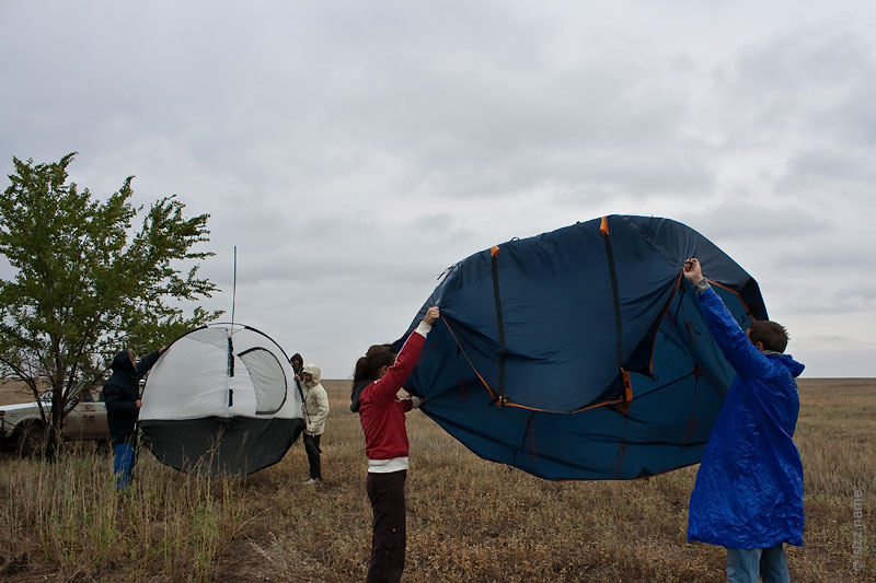 Складывание палатки на ветру