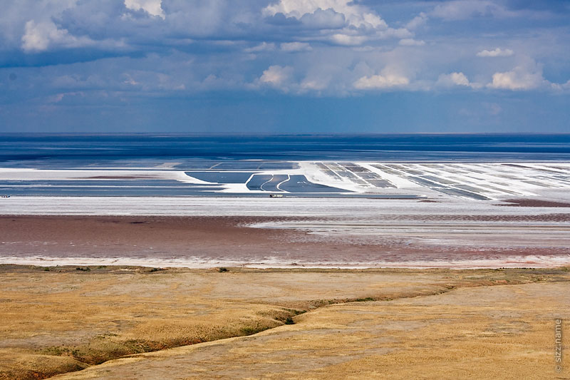 Вид на добычу соли на озере Баскунчак