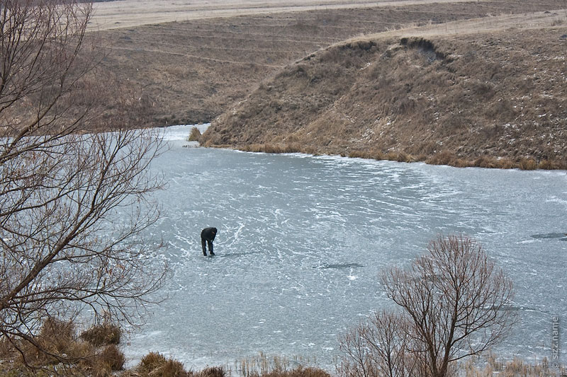 На реке уже лёд и вовсю ловят рыбу