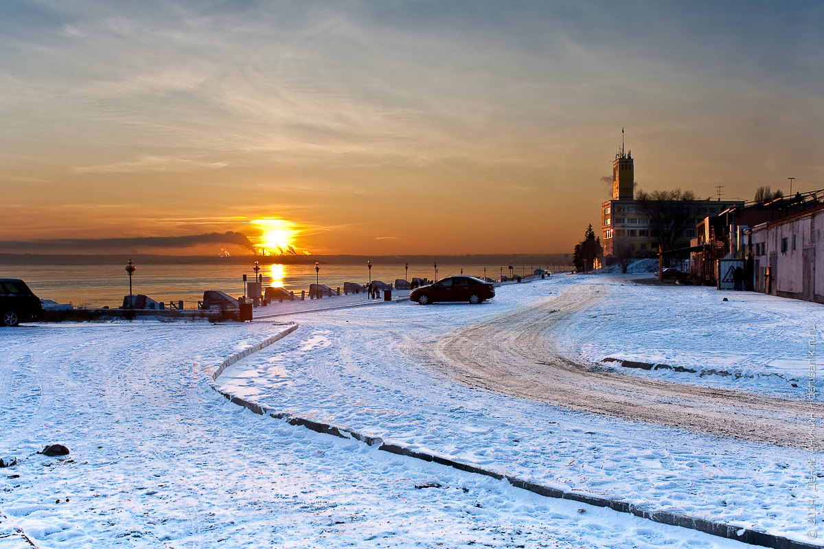 Речной порт Саратова зимой на закате