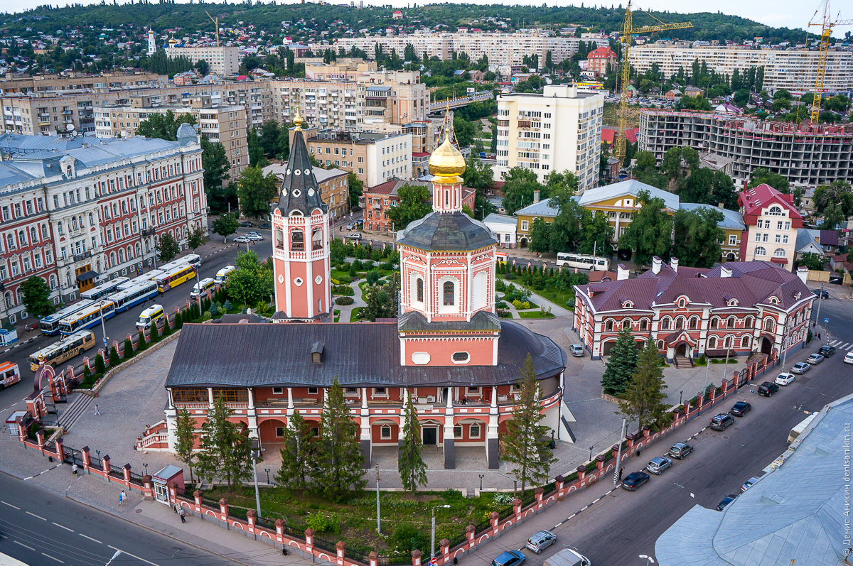 Музейная площадь и Свято-Троицкий собор города Саратова
