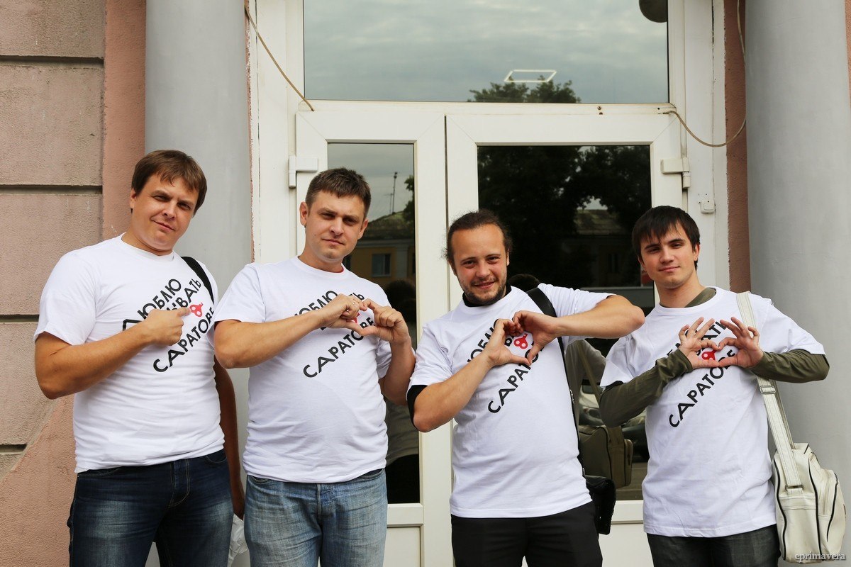 Саратовские блогеры в футболках с туристическим логотипом Саратова